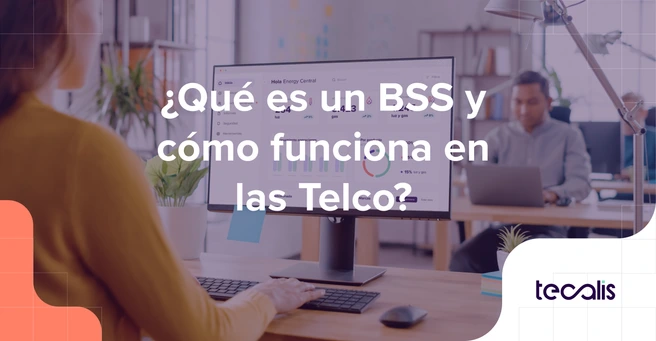 Trabajadora telco viendo su panel de gestión