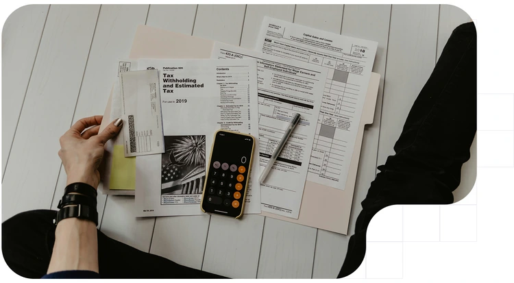 Persona repasando los datos fiscales de su empresa para comprobar que no incurre en ningún delito financiero