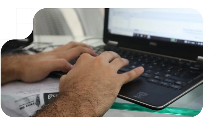 Ciberdelincuente creando un mail de phishing, delito tipificado en la 6AMLD