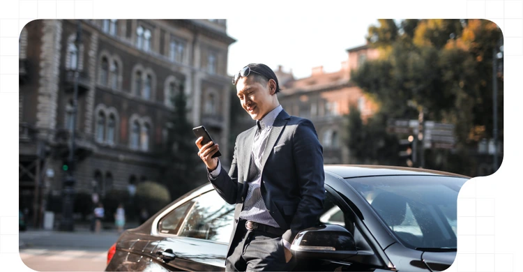 Hombre con un teléfono mirando plataforma de carsharing