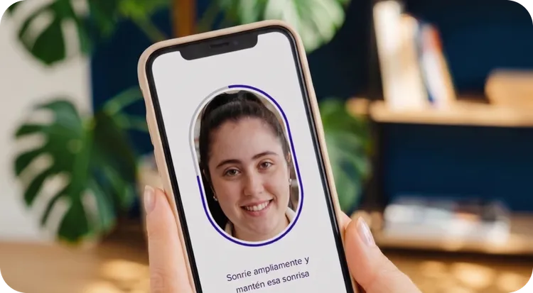 Mujer con superposición de reconocimiento facial digital sobre el rostro.