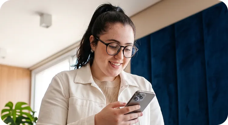 Mujer con escaneo de reconocimiento facial digital.