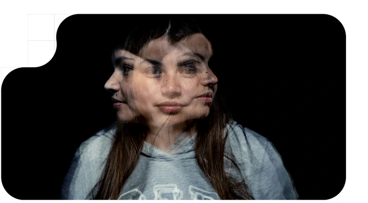 Mujer con la cara en diferentes posiciones para recibir un escaneado de deepfake