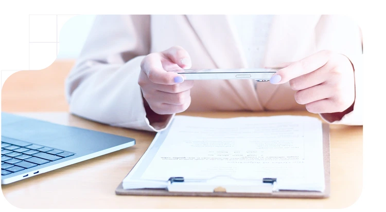 Persona escaneando un documento en papel para digitalizarlo