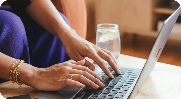 Persona gestionando una firma digital desde su ordenador portátil.
