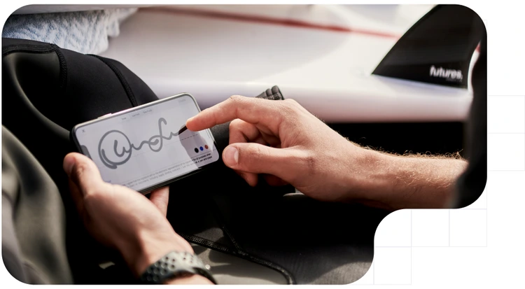 Persona firmando con firma manuscrita en un movil