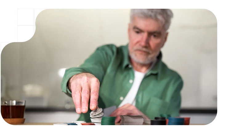 Hombre usando la pensión por consumo en un restaurante