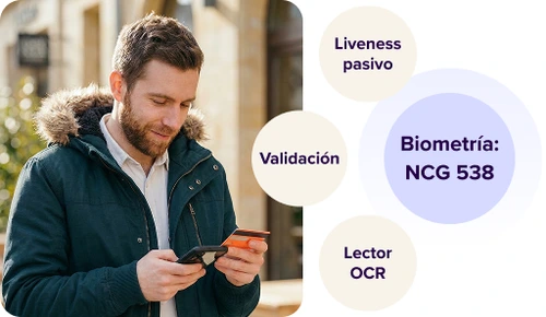 Hombre realizando una transacción con su móvil y tarjeta, junto a un esquema de las aplicaciones biométricas para cumplir la norma NCG 538.