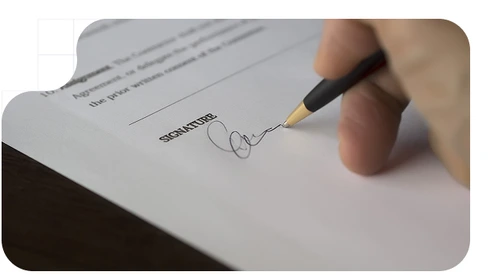 Persona firmando un contrato alquiler con firma manuscrita
