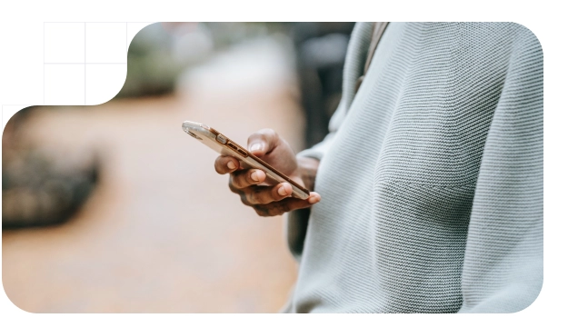 Person signing with his smartphone