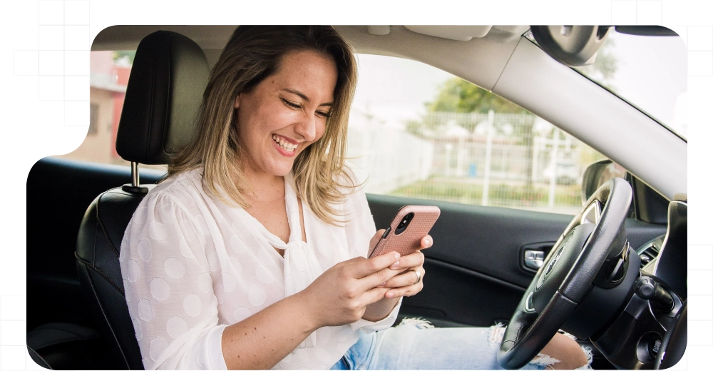 Persona en un coche de carsharing