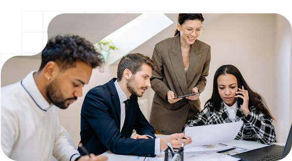 Equipo revisando documentos en una reunión de trabajo.