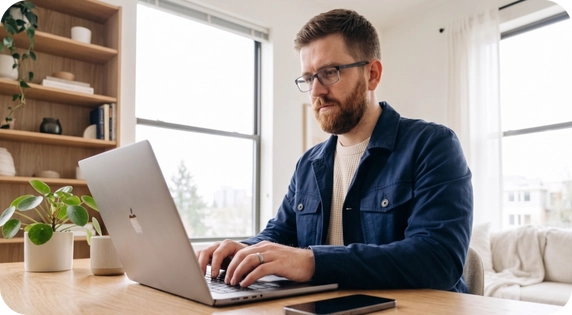 Trabajador digital utilizando su ordenador portátil para gestionar flujos de trabajo mediante hiperautomatización.