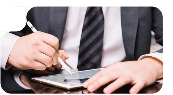 hombre contrato cripto MiCA Criptomonedas