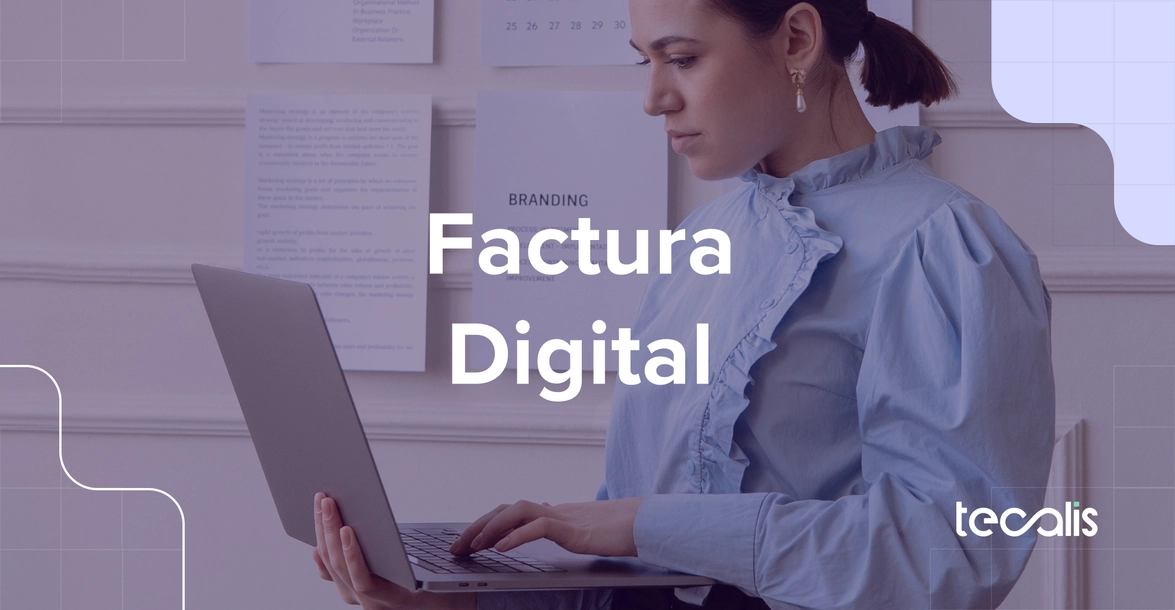 Técnica de finanzas revisando una factura digital