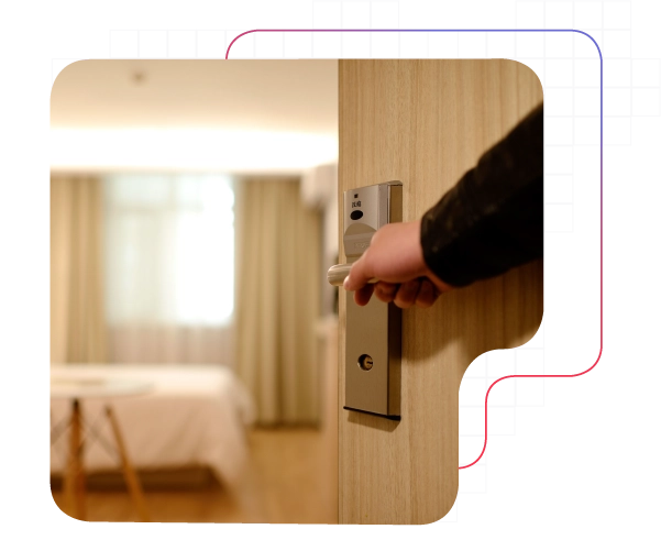 Persona entrando habitación hotel | Person accesing a hotel room