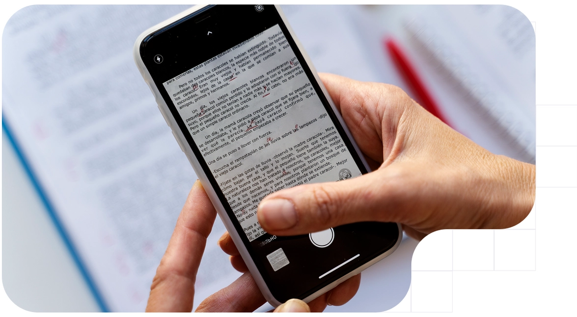 Persona usando un software OCR para escanear un documento