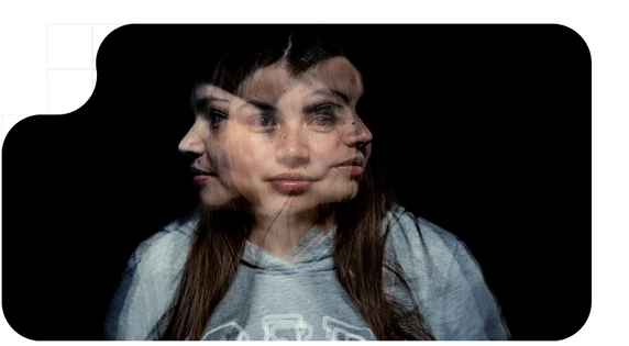 Mujer con la cara en diferentes posiciones para recibir un escaneado de deepfake
