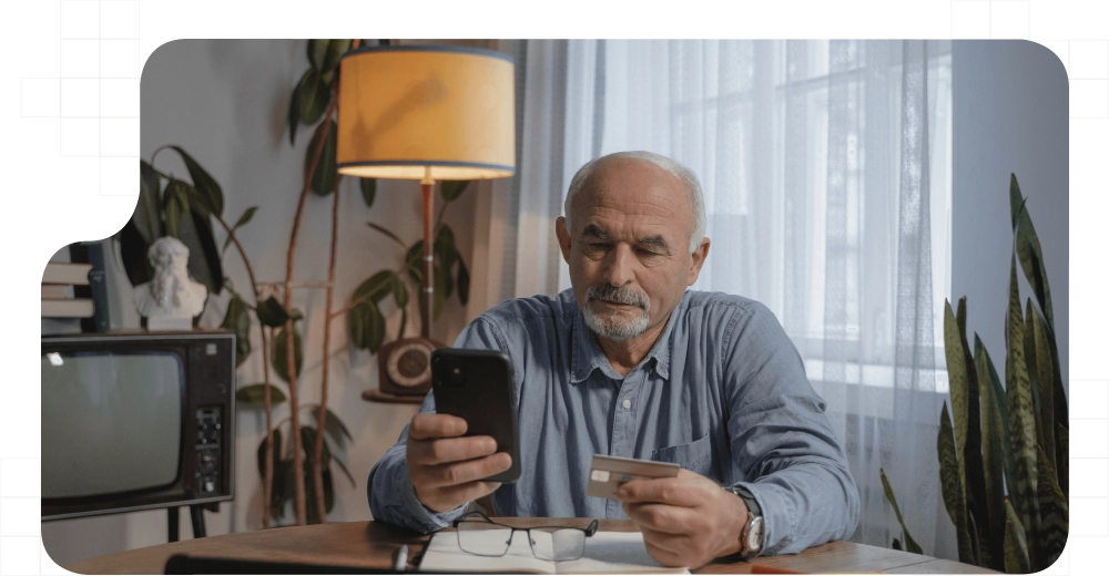 Hombre comprando online con una tarjeta de crédito