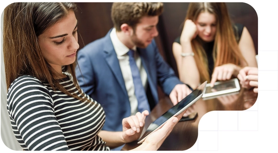 Personas revisando documentos digitales para firma manuscrita en una tablet.