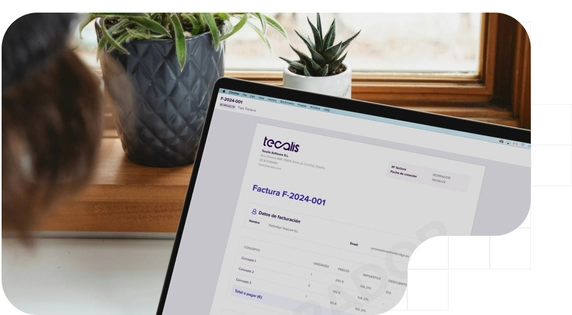 Vista de una pantalla de portátil mostrando un borrador de factura electrónica digital.