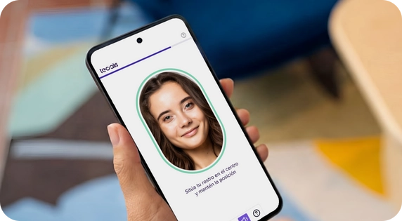 Mujer usando un sistema de reconocimiento facial