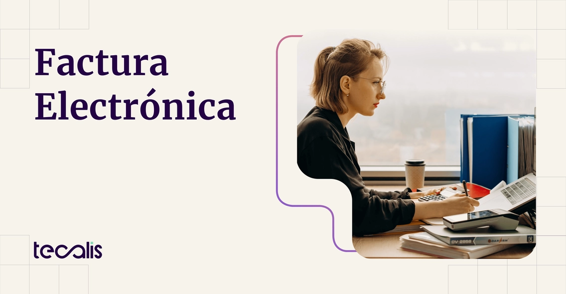 Mujer haciendo factura electrónica
