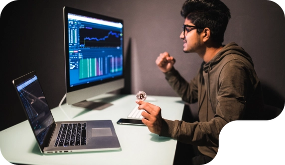 Hombre usa plataforma cripto moneda fraude KyC