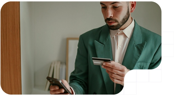 Chico brasileño realizando un KYC con su móvil conforme a la ley PLD de Brasil