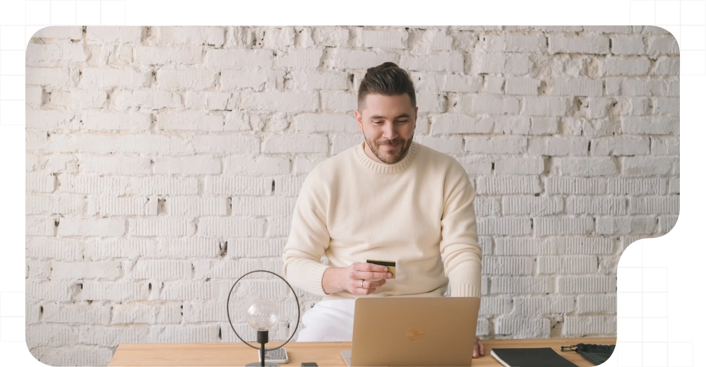 Hombre pagando online con tarjeta de crédito