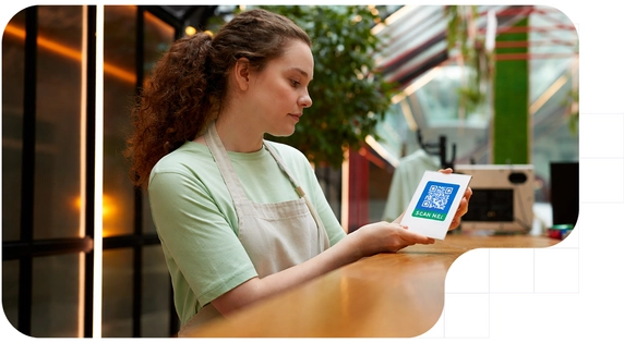 Chica mostrando un código QR para escanearlo