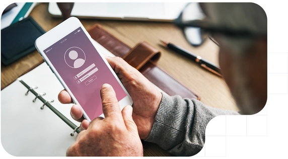 Persona usando un móvil con pantalla de inicio de sesión.