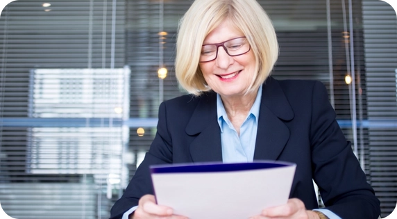 Mujer verificando documentación digital con estándares RGS