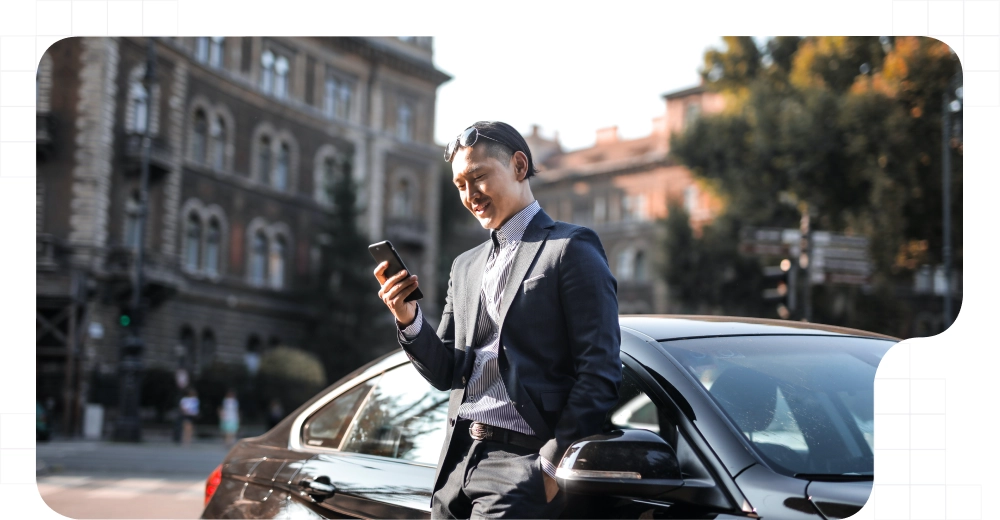 Hombre con un teléfono mirando plataforma de carsharing