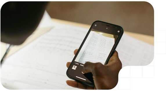 Persona escaneando un documento con el teléfono móvil