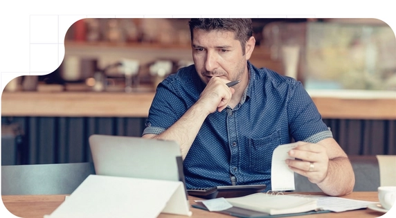 Autónomo gestionando facturas y tickets con su ordenador usando un sistema Verifactu gratis