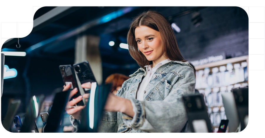 Chica probando producto en un POS | Woman testing the product in a POS