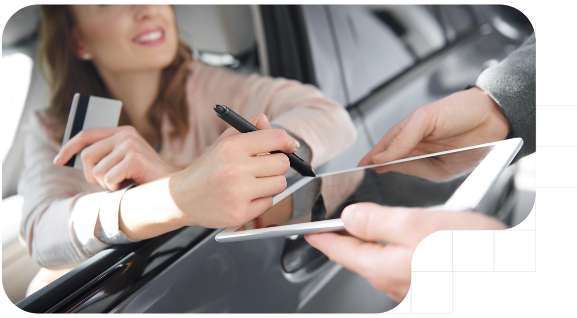 Mujer firmando un contrato de leasing con firma electrónica en una tablet