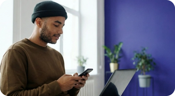 Un profesional joven gestionando procesos empresariales automatizados a través de su teléfono inteligente.