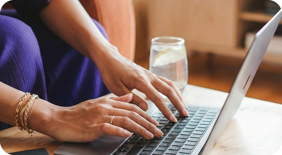 Persona gestionando una firma digital desde su ordenador portátil.