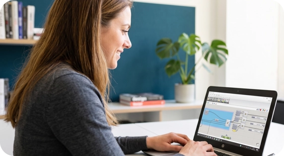 Mujer sonriente trabajando en un portátil con un software de automatización inteligente.