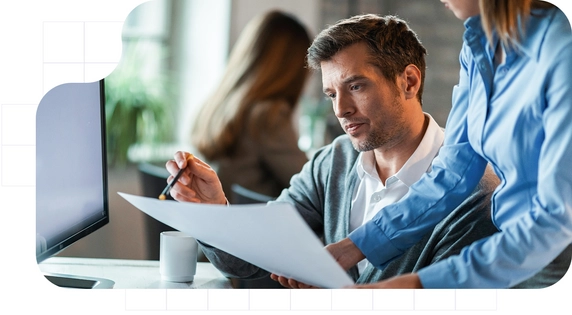 Consultores profesionales revisando documentos y analizando información estratégica en una oficina, como parte de un servicio de asesoría empresarial y toma de decisiones.