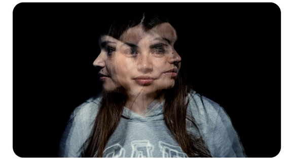 Mujer con la cara en diferentes posiciones para recibir un escaneado de deepfake