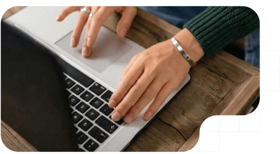 Manos tecleando en un portátil para gestionar la firma digital rápida del mandato SEPA online.